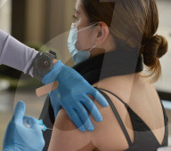 NEWS - Coronavirus: Long Beach impft jüngere Menschen mit gesundheitlichen Einschränkungen, USA