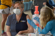 NEWS - Coronavirus: Long Beach impft jüngere Menschen mit gesundheitlichen Einschränkungen, USA