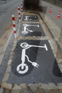 NEWS -  Feste Parkzonen für E-Scooter in Hamburg