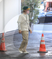 PEOPLE - Justin Bieber trägt ein Paar von Kanye Wests neuen Yeezy 450s Sneakers