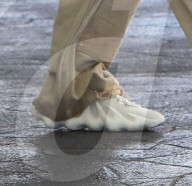 PEOPLE - Justin Bieber trägt ein Paar von Kanye Wests neuen Yeezy 450s Sneakers