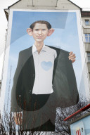 NEWS - Riesige Haderer-Karikatur in Wien zeigt "herzlosen" Bundeskanzler Sebastian Kurz