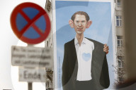 NEWS - Riesige Haderer-Karikatur in Wien zeigt "herzlosen" Bundeskanzler Sebastian Kurz