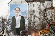 NEWS - Riesige Haderer-Karikatur in Wien zeigt "herzlosen" Bundeskanzler Sebastian Kurz