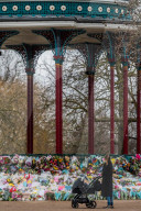 NEWS - Gedenken für getötete Sarah Everard am Clapham Common Bandstand in London