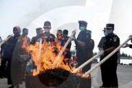 NEWS - Beamte verbrennen ein illegales Fischerboot in indonesischen Gewässern