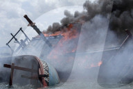 NEWS - Beamte verbrennen ein illegales Fischerboot in indonesischen Gewässern