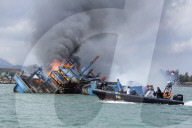 NEWS - Beamte verbrennen ein illegales Fischerboot in indonesischen Gewässern
