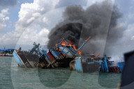 NEWS - Beamte verbrennen ein illegales Fischerboot in indonesischen Gewässern