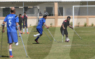FEATURE - Amputierte in Gaza spielen ein Fussballturnier mit Krücken