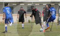 FEATURE - Amputierte in Gaza spielen ein Fussballturnier mit Krücken