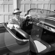 PEOPLE - Golden Age of Hollywood: Frank Sinatra posiert mit Ford Thunderbird 1955