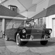 PEOPLE - Golden Age of Hollywood: Frank Sinatra posiert mit Ford Thunderbird 1955