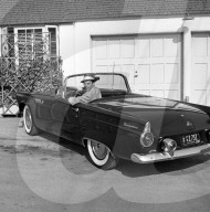 PEOPLE - Golden Age of Hollywood: Frank Sinatra posiert mit Ford Thunderbird 1955