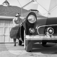 PEOPLE - Golden Age of Hollywood: Frank Sinatra posiert mit Ford Thunderbird 1955