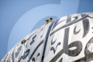 FEATURE - Arbeiter reinigen das "Museum der Zukunft" in Dubai