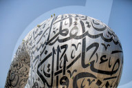 FEATURE - Arbeiter reinigen das "Museum der Zukunft" in Dubai
