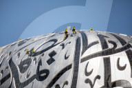 FEATURE - Arbeiter reinigen das "Museum der Zukunft" in Dubai