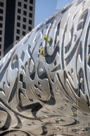 FEATURE - Arbeiter reinigen das "Museum der Zukunft" in Dubai