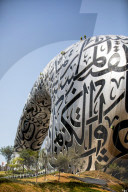 FEATURE - Arbeiter reinigen das "Museum der Zukunft" in Dubai