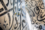 FEATURE - Arbeiter reinigen das "Museum der Zukunft" in Dubai