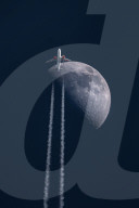 FEATURE - Easyjet Flug vorbei vor dem Mond