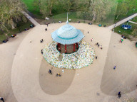 NEWS - Blumen am Clapham Common Bandstand im Gedenken an Sarah Everard