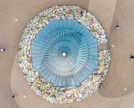 NEWS - Blumen am Clapham Common Bandstand im Gedenken an Sarah Everard