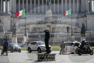 NEWS - Wie in der guten alten Zeit: Auf der Piazza Venezia in Rom wird der Verkehr wieder von einem Polizisten geregelt