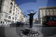 NEWS - Wie in der guten alten Zeit: Auf der Piazza Venezia in Rom wird der Verkehr wieder von einem Polizisten geregelt