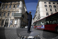 NEWS - Wie in der guten alten Zeit: Auf der Piazza Venezia in Rom wird der Verkehr wieder von einem Polizisten geregelt