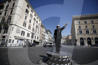 NEWS - Wie in der guten alten Zeit: Auf der Piazza Venezia in Rom wird der Verkehr wieder von einem Polizisten geregelt