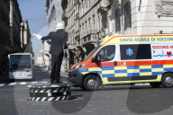 NEWS - Wie in der guten alten Zeit: Auf der Piazza Venezia in Rom wird der Verkehr wieder von einem Polizisten geregelt