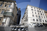 NEWS - Wie in der guten alten Zeit: Auf der Piazza Venezia in Rom wird der Verkehr wieder von einem Polizisten geregelt