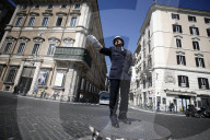 NEWS - Wie in der guten alten Zeit: Auf der Piazza Venezia in Rom wird der Verkehr wieder von einem Polizisten geregelt