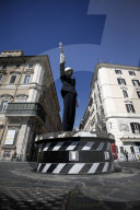 NEWS - Wie in der guten alten Zeit: Auf der Piazza Venezia in Rom wird der Verkehr wieder von einem Polizisten geregelt