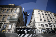 NEWS - Wie in der guten alten Zeit: Auf der Piazza Venezia in Rom wird der Verkehr wieder von einem Polizisten geregelt