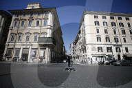 NEWS - Wie in der guten alten Zeit: Auf der Piazza Venezia in Rom wird der Verkehr wieder von einem Polizisten geregelt