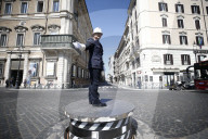 NEWS - Wie in der guten alten Zeit: Auf der Piazza Venezia in Rom wird der Verkehr wieder von einem Polizisten geregelt