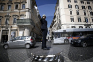 NEWS - Wie in der guten alten Zeit: Auf der Piazza Venezia in Rom wird der Verkehr wieder von einem Polizisten geregelt