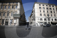 NEWS - Wie in der guten alten Zeit: Auf der Piazza Venezia in Rom wird der Verkehr wieder von einem Polizisten geregelt