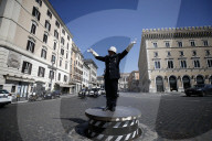 NEWS - Wie in der guten alten Zeit: Auf der Piazza Venezia in Rom wird der Verkehr wieder von einem Polizisten geregelt