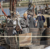 PEOPLE - Vor historischer Kulisse: Claire Danes bei den Dreharbeiten zu 'The Essex Serpent' in Maldon