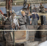 PEOPLE - Vor historischer Kulisse: Claire Danes bei den Dreharbeiten zu 'The Essex Serpent' in Maldon