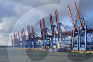 NEWS - Sind das schon die Auswirkungen der Suezkanal-Blockade? Der fast leere Containerterminal Burchardkai im Hamburger Hafen