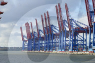 NEWS - Sind das schon die Auswirkungen der Suezkanal-Blockade? Der fast leere Containerterminal Burchardkai im Hamburger Hafen