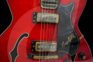 FEATURE - Elvis' 1968er Comeback-Gitarre verkauft sich für über 600'000 USD