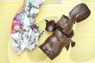 NEWS - Coronavirus: Zerbrochener Schoko-Osterhase, Corona-Ostern
