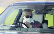 ROYALS - Prinz Andrew unterwegs mit dem Range Rover in Windsor
