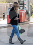 Excl- Kate Moss Shopping at her Local Co-op